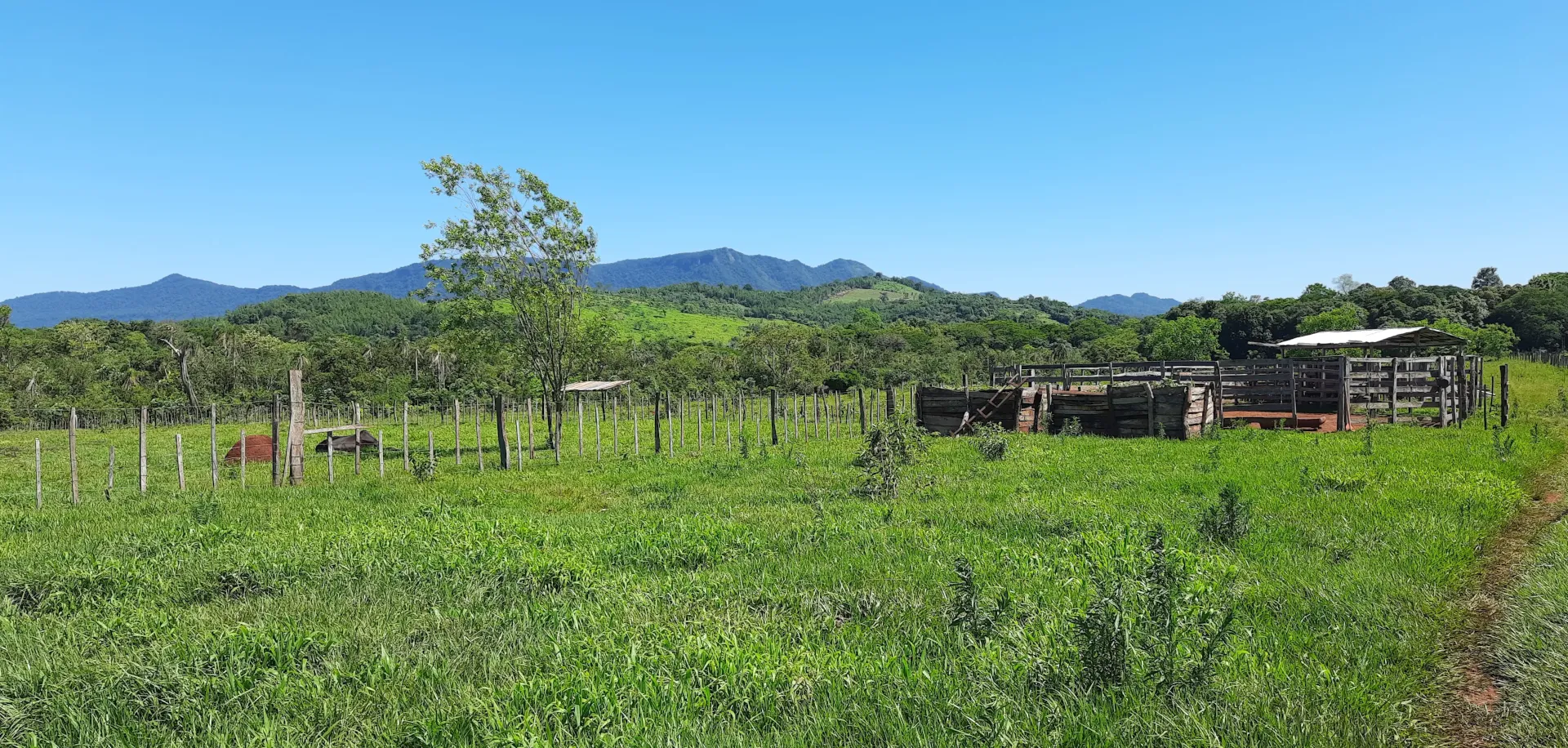 Corral und Weide mit Blick auf das Ybytyruzú-Gebirge
