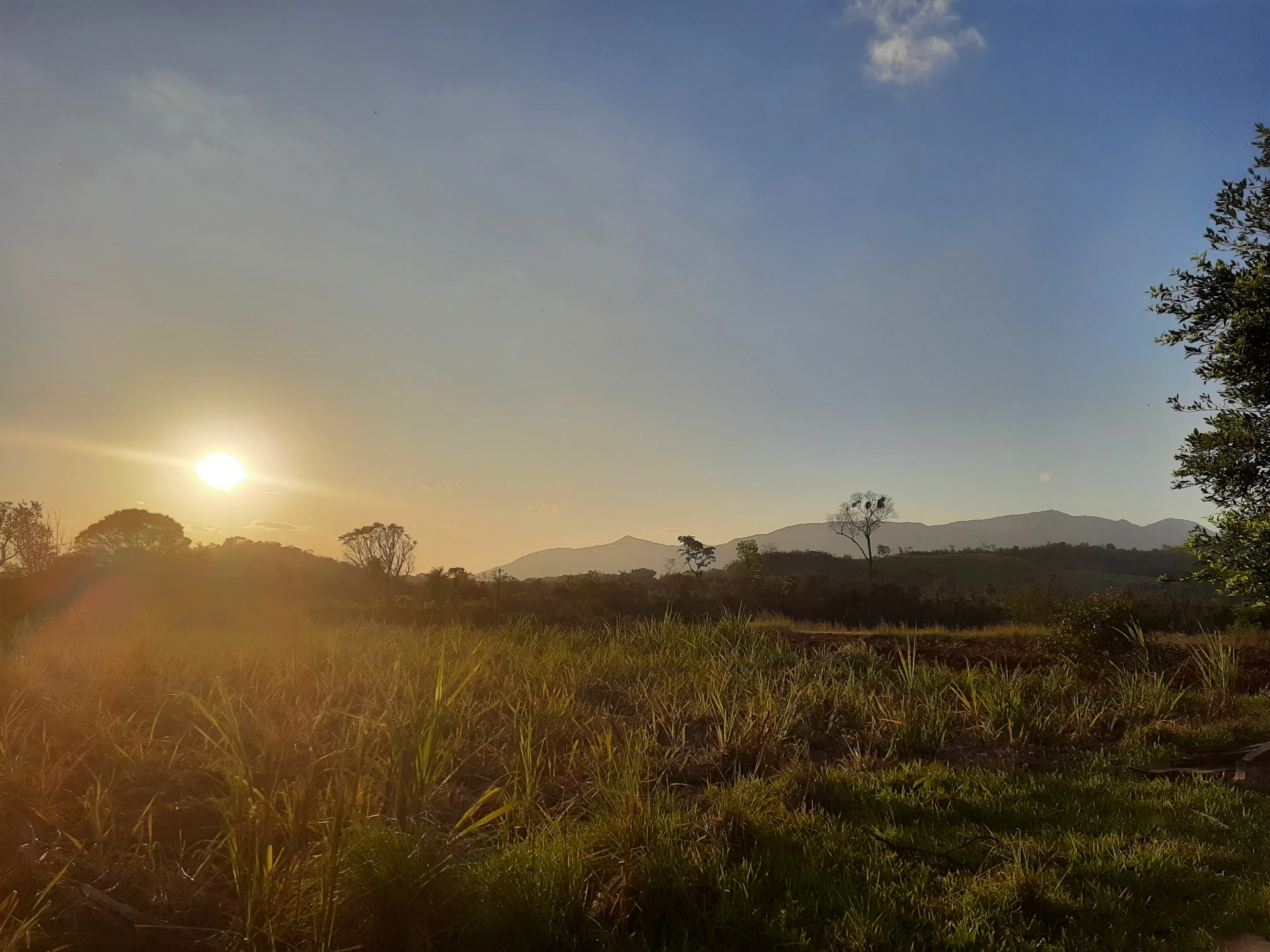 Sonnenuntergang über dem Grundstück mit Blick zum Ybytyruzú-Gebirge