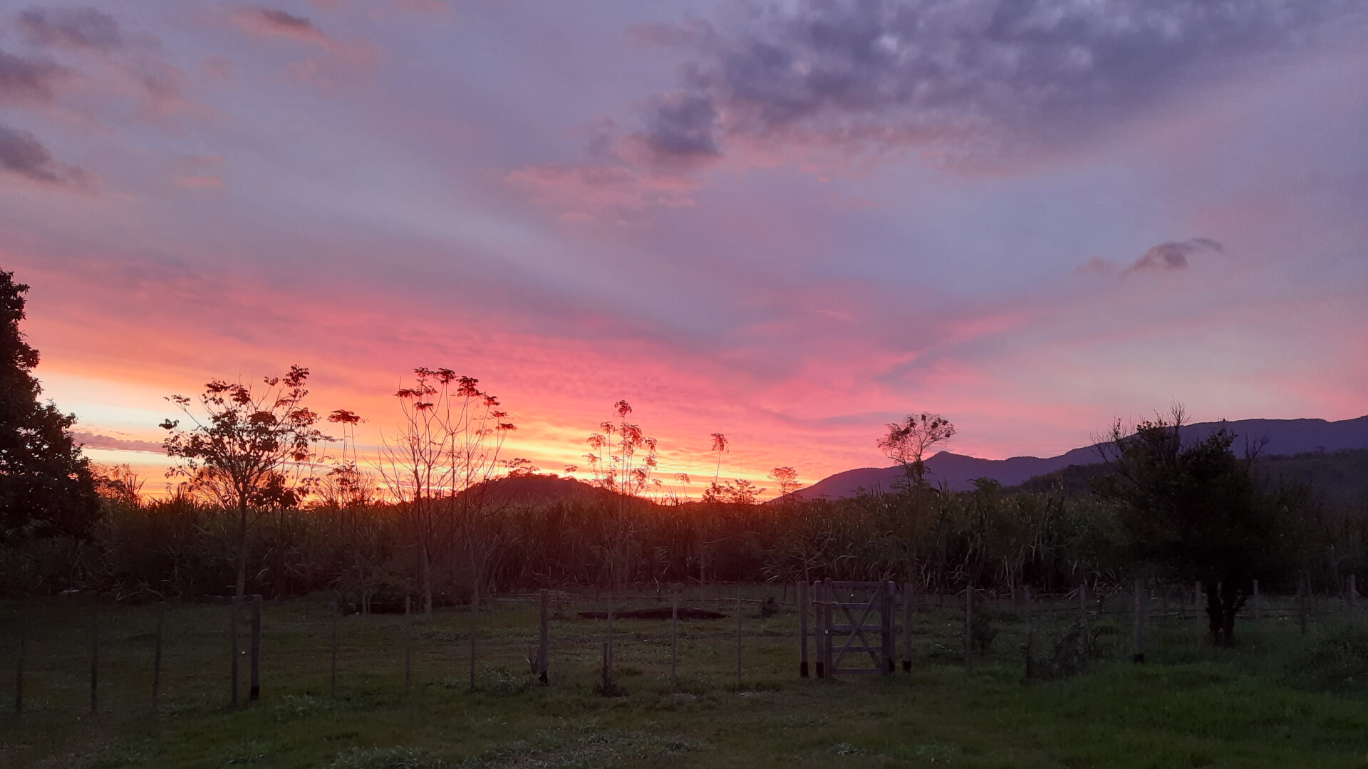 Intensiver Sonnenuntergang über dem Grundstück und dem Ybytyruzú-Gebirge
