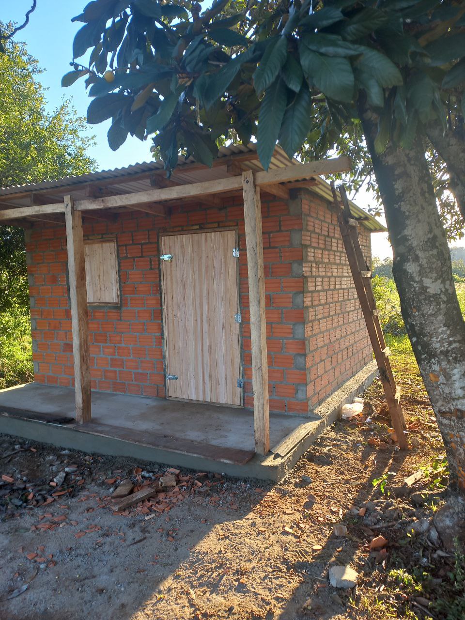 Gemauerte Hütte mit Stauraum